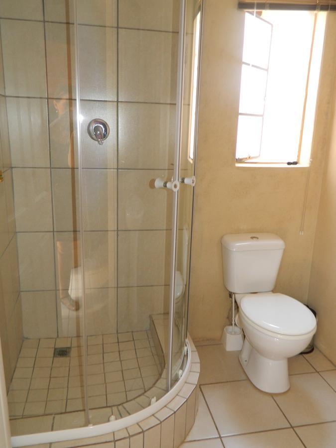 Guest House Gabby Klerksdorp Esterno foto