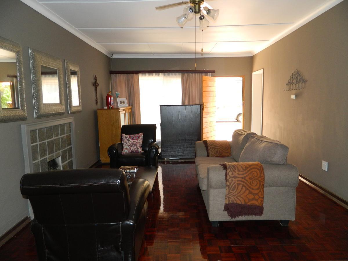 Guest House Gabby Klerksdorp Esterno foto