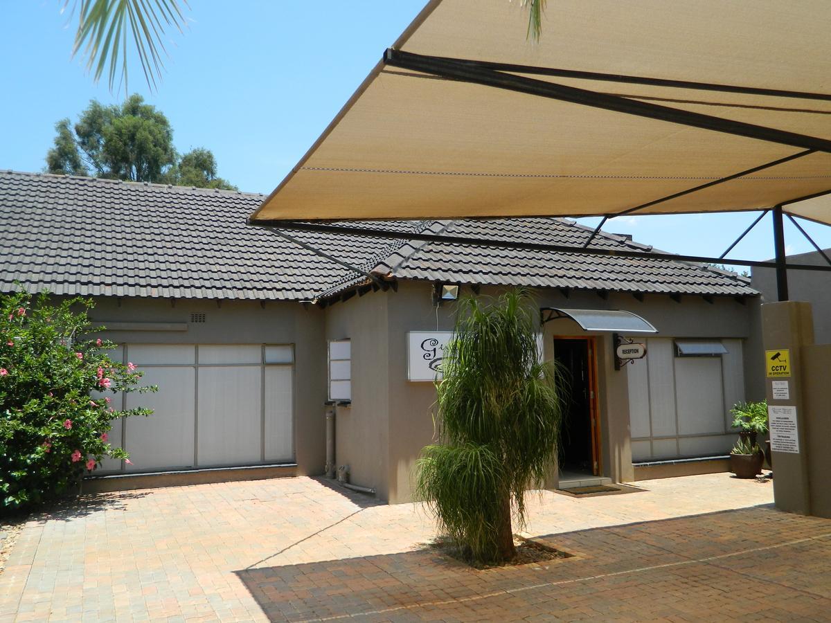 Guest House Gabby Klerksdorp Esterno foto
