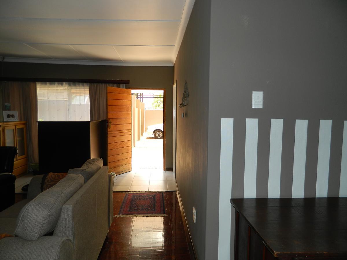 Guest House Gabby Klerksdorp Esterno foto